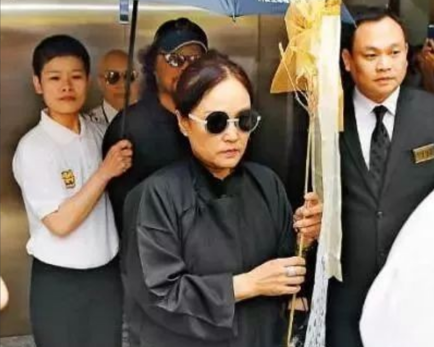 “综艺祖师”张菲：上节目被称小丑，70岁不再婚，风光背后有泪水
