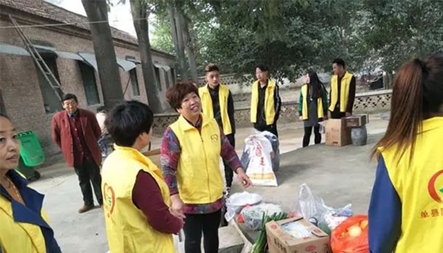 山東農民助学扶老近50年，儿子在厨房结婚洞房，却只觉得亏欠妻子