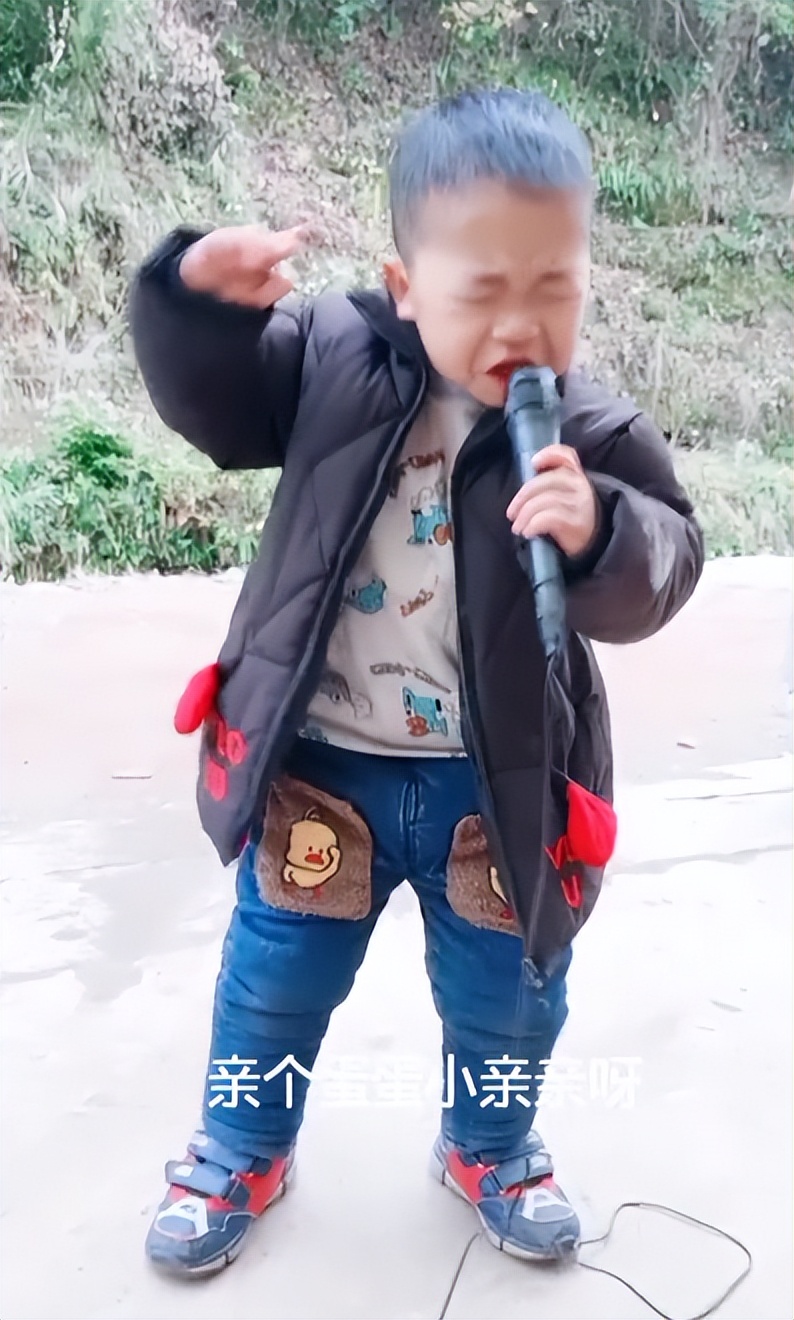 “未来歌神”：6岁农村萌娃“戏精附体”，靠模仿对口型唱歌走红