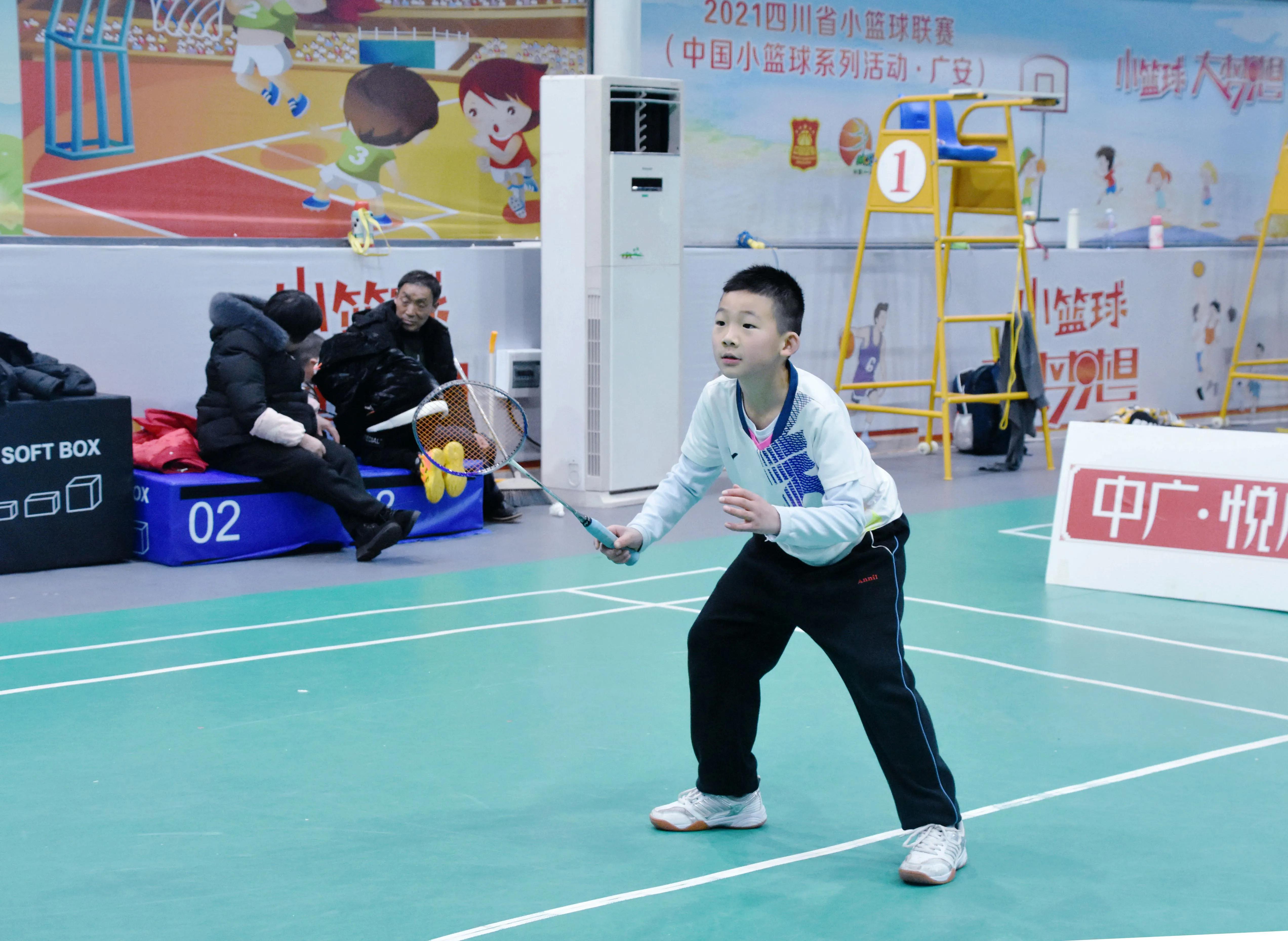 学生羽毛球培训(暑假熊孩子无处安放，快送去学习羽毛球吧，总结了五大好处)