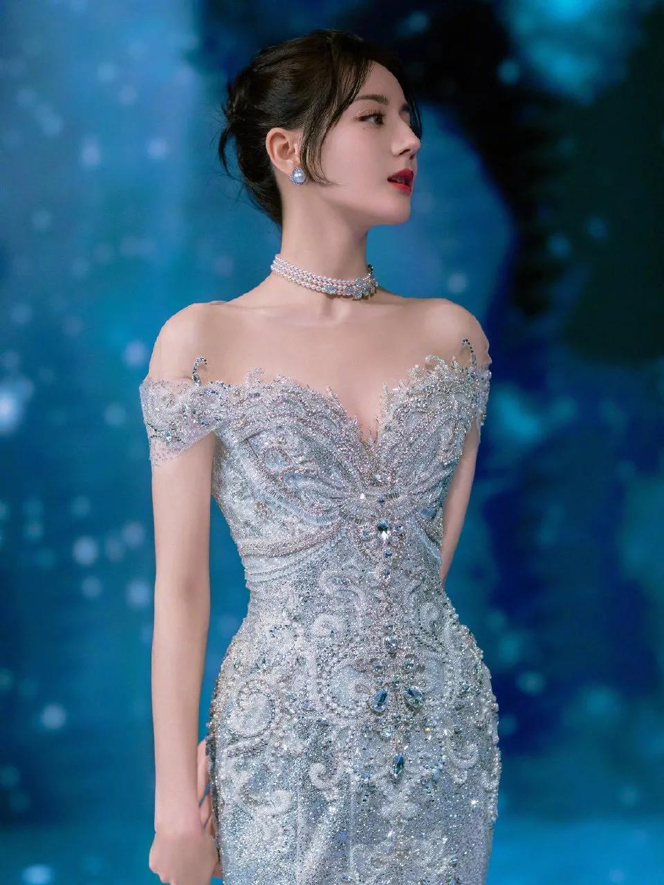 网络视听盛典最惊艳女星：张小斐颈，金晨飒爽，热巴雍容华美