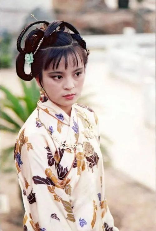 东方闻樱本色出演《红楼梦》，女孩都不和她玩，只和陈晓旭关系好