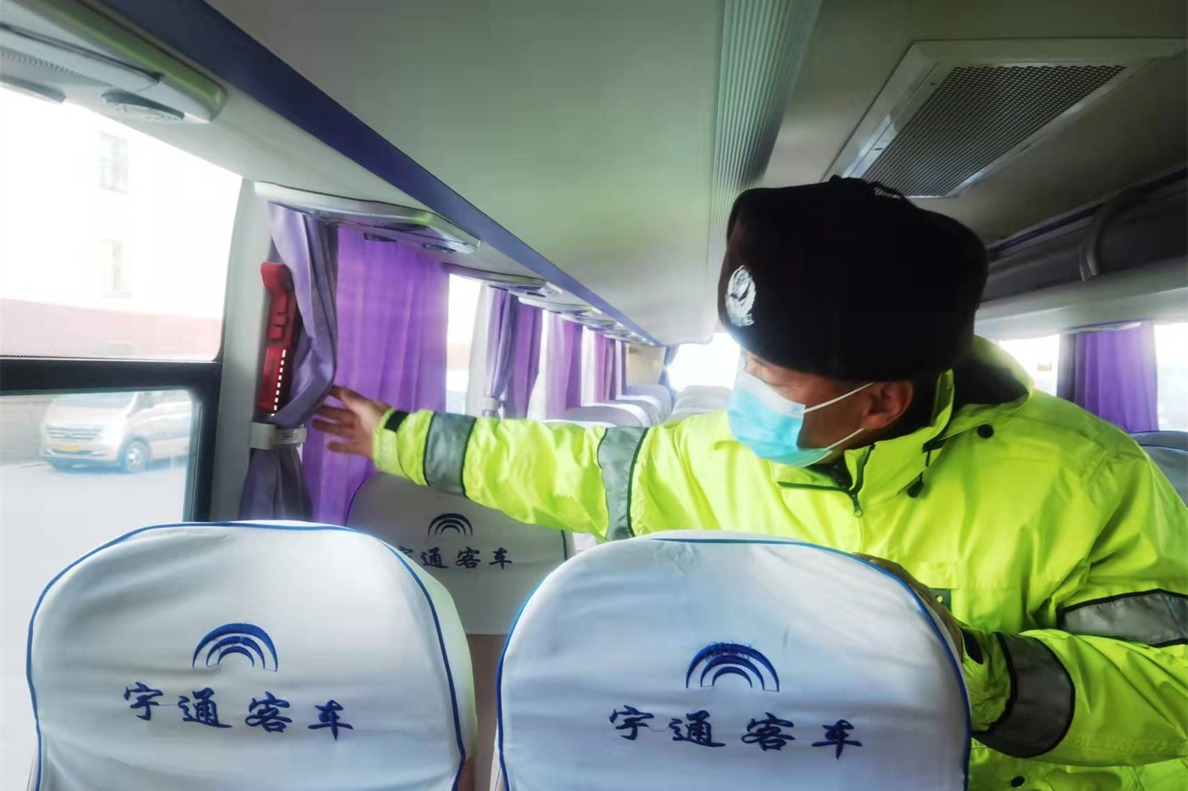 定边县公安局交警大队春节期间“三强化”全力确保道路畅通，营造有序道路交通环境
