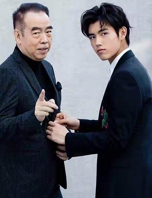 陈凯歌带儿子参加聚会，陈飞宇满脸胡茬不修边幅，一家人太接地气