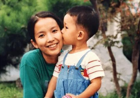 宁可为继女买百万豪车，也不参加儿子婚礼，张丰毅为啥这么做？