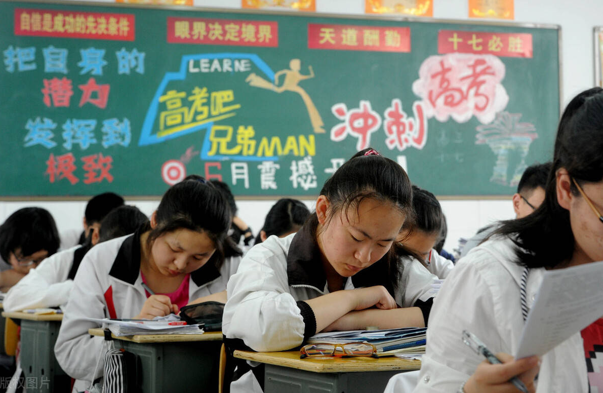 王恒杰：高考考场外跪地谢母，为心中理想放弃985名校