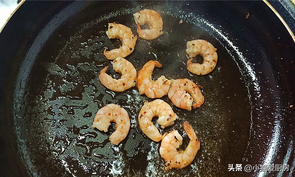 一道用嫩豆腐制作的“虾仁豆腐煲”，特别开胃，比吃火锅还过瘾