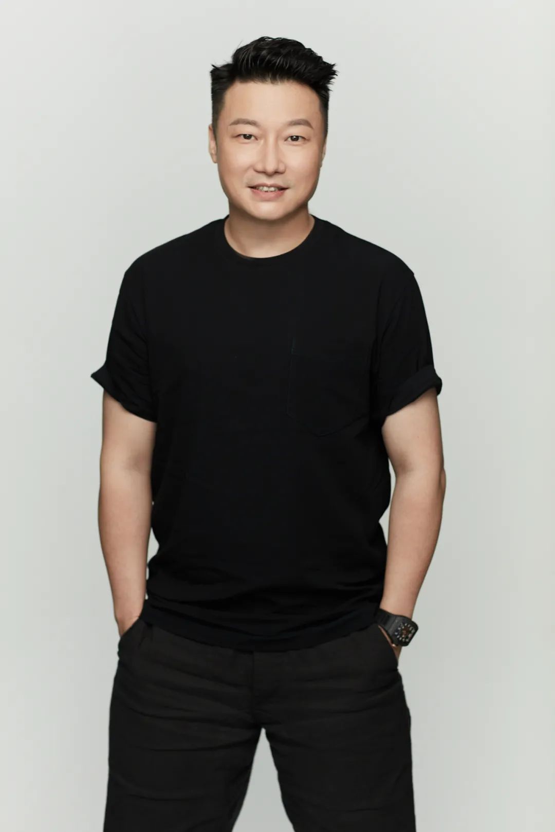 00后小花与中年老板外出被拍!老板亲自当司机接送,饭后送回酒店