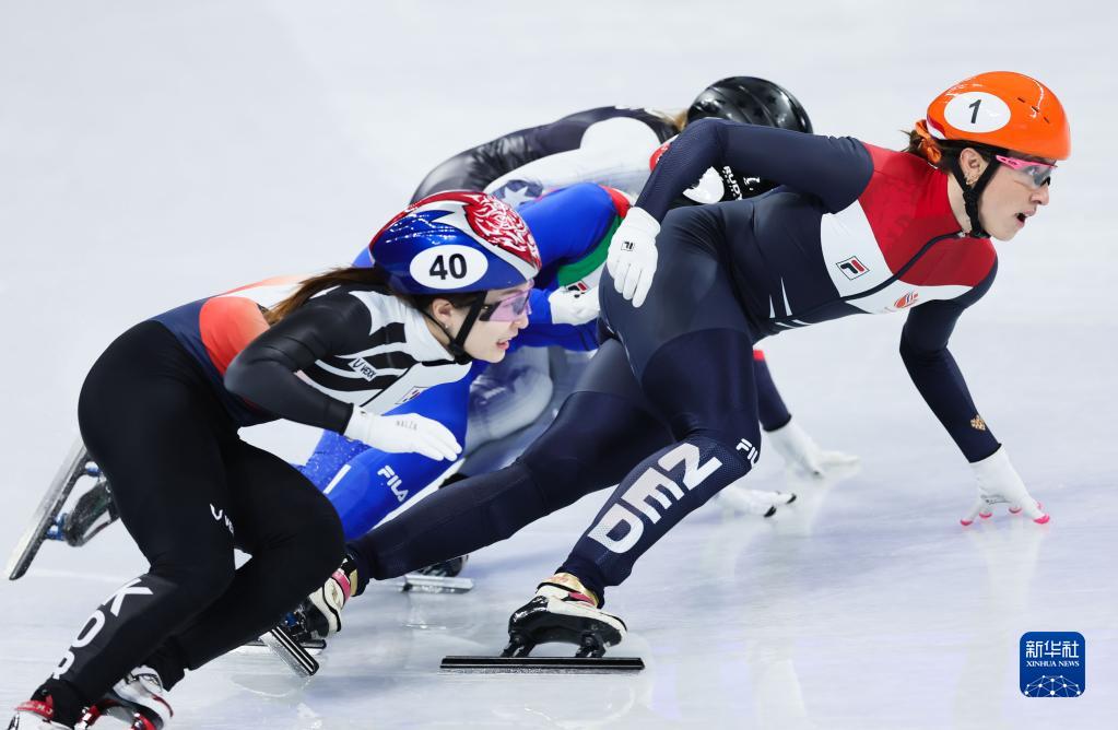 短道速滑世界杯1000米女子(短道速滑女子1000米决赛：荷兰选手苏珊娜·舒尔廷夺冠)