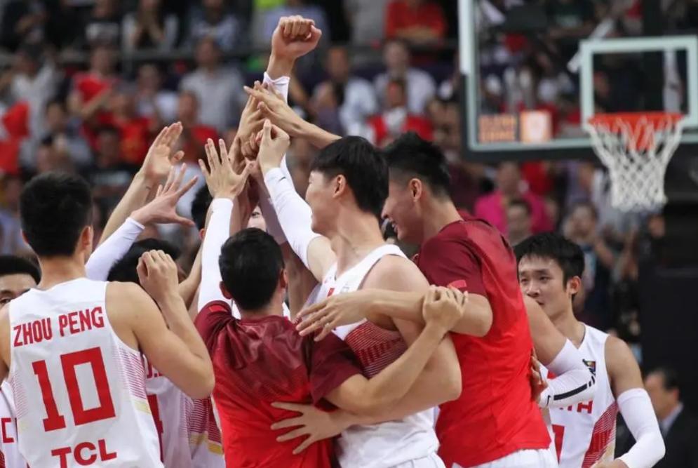 中国男篮亚锦赛惨案，62分狂胜！对手单节0分，16岁新星16+7爆发