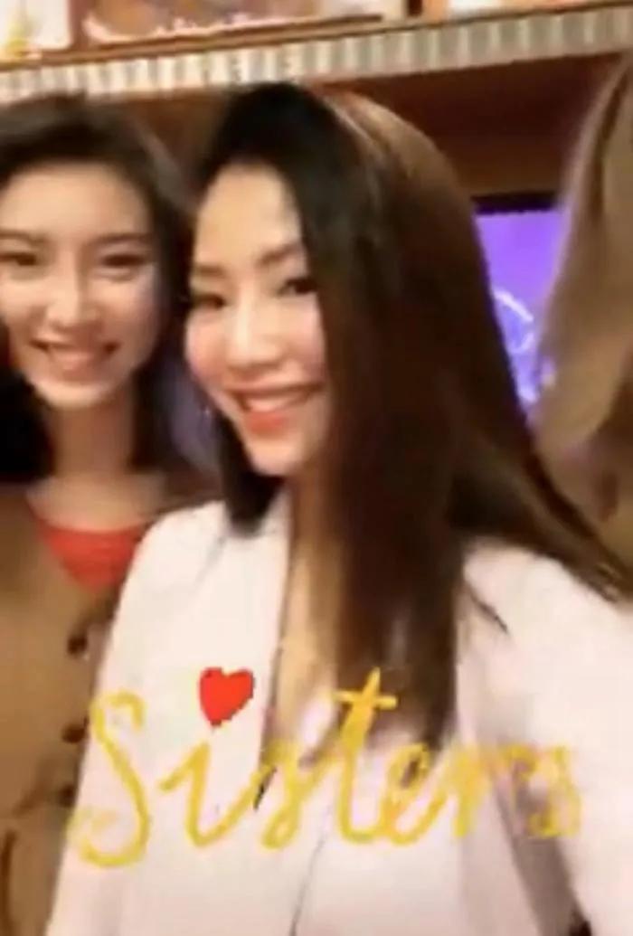 欣宜的演唱会太震撼了，父亲、妹妹都来祝贺，继母送了花篮