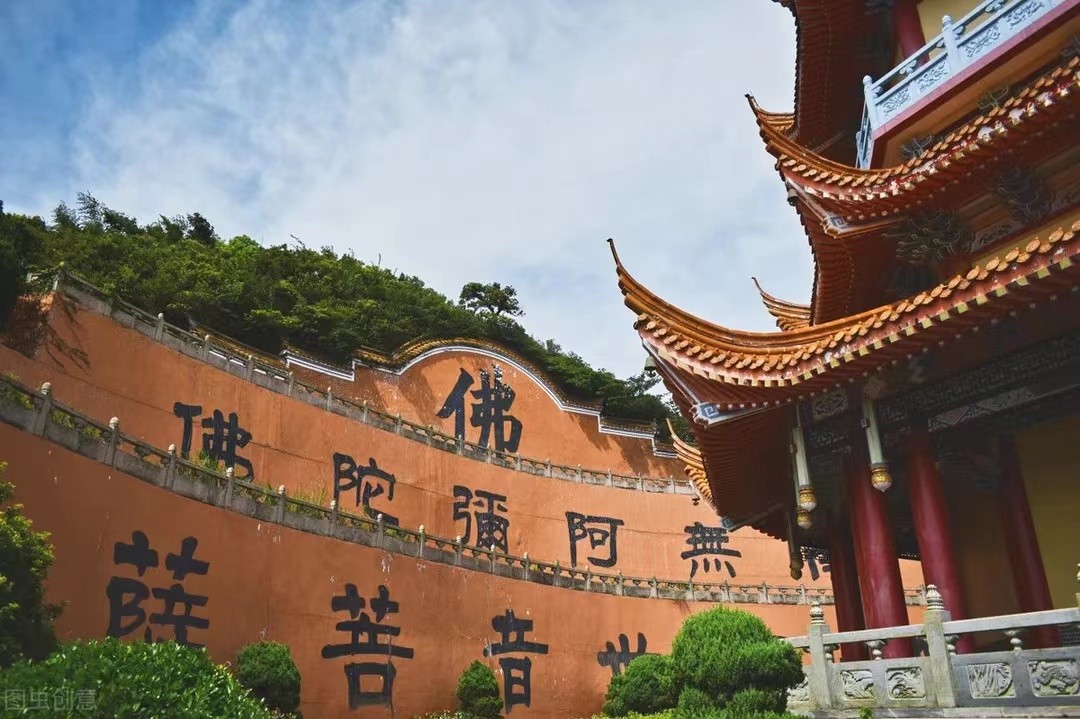 而何洪则与往年不同,没有和家人坐,而是和天佛寺的人坐在一起,其中就