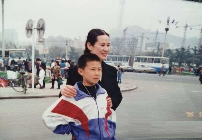 首位效力葡超的中国球员(董方卓：首位进曼联的中国球员，20岁获欧洲联赛金靴奖，31岁退役)