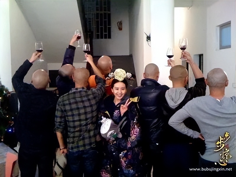 经典剧集的“边角料”，八戒骑摩托、妃子玩手机，谢谢，有被笑到