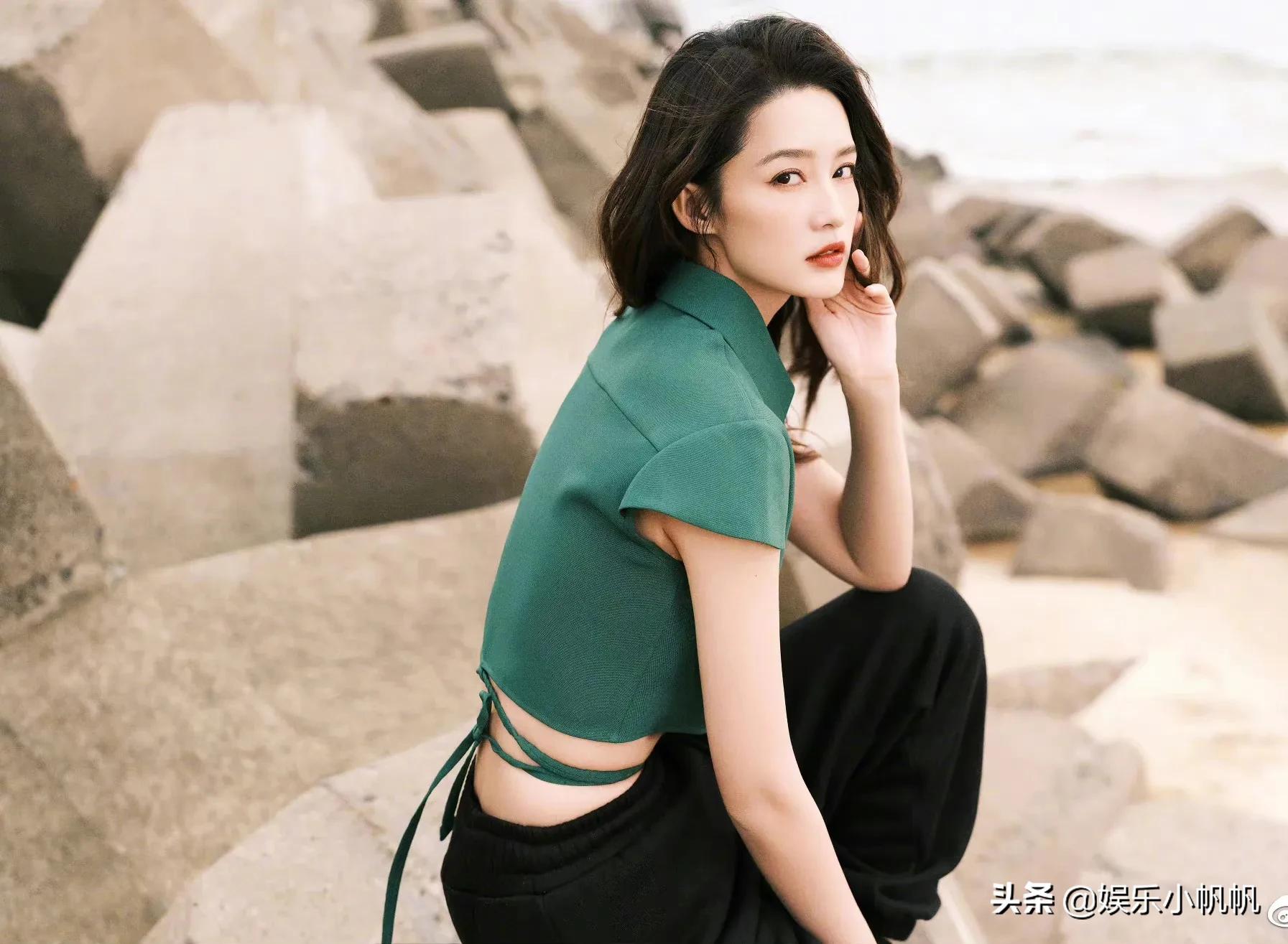 李沁宣传新剧玩出了新花样儿，海风海浪齐上阵，还光着脚丫子踩水