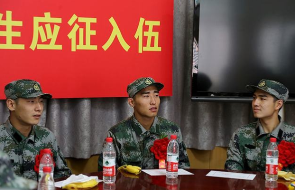 大学生迎来好消息，22年参军有希望保送军校，“前提条件”要了解