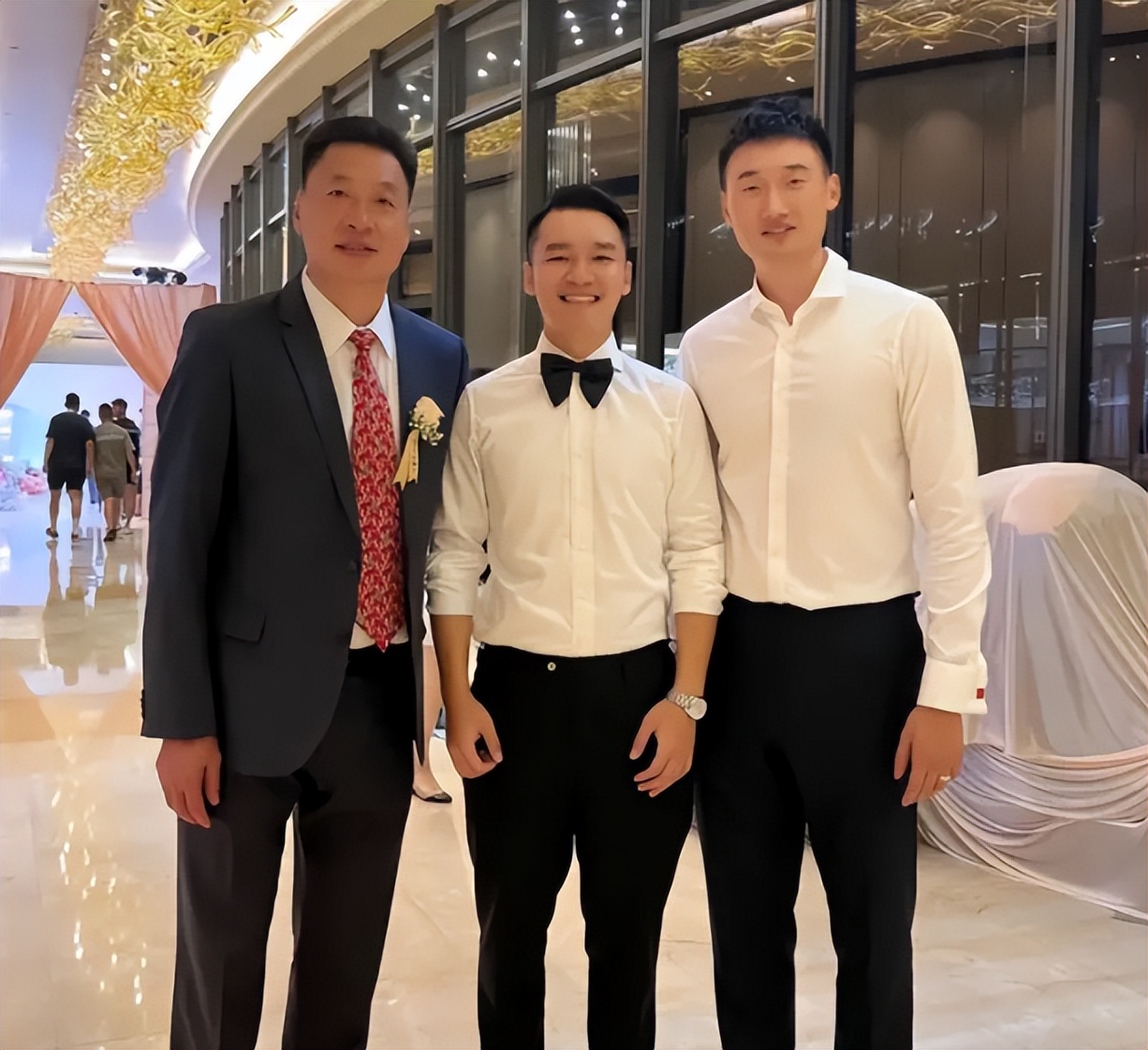 李春江儿子(59岁李春江迎喜事,27岁儿子大婚,儿媳1米75大长腿,未婚产