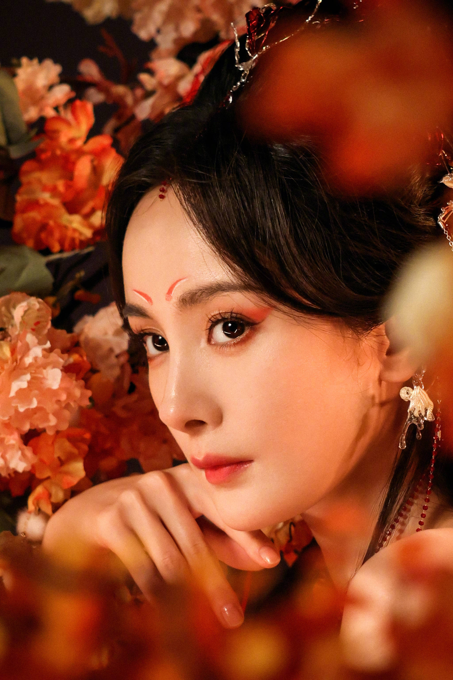 杨幂新综眼角受伤险毁容!王宝强摔断腿李晨缝22针,