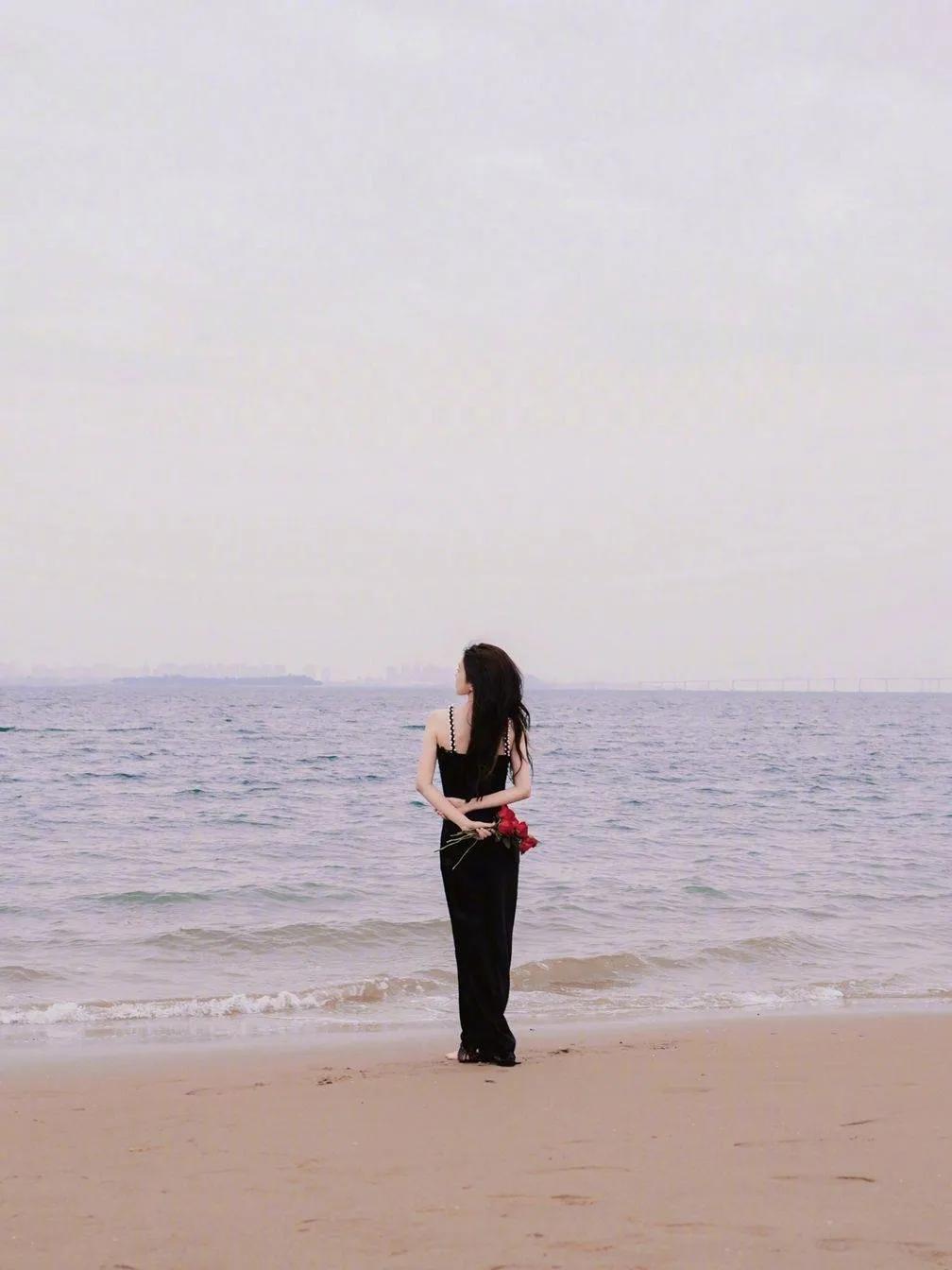 白鹿黑色吊带长裙海边大片