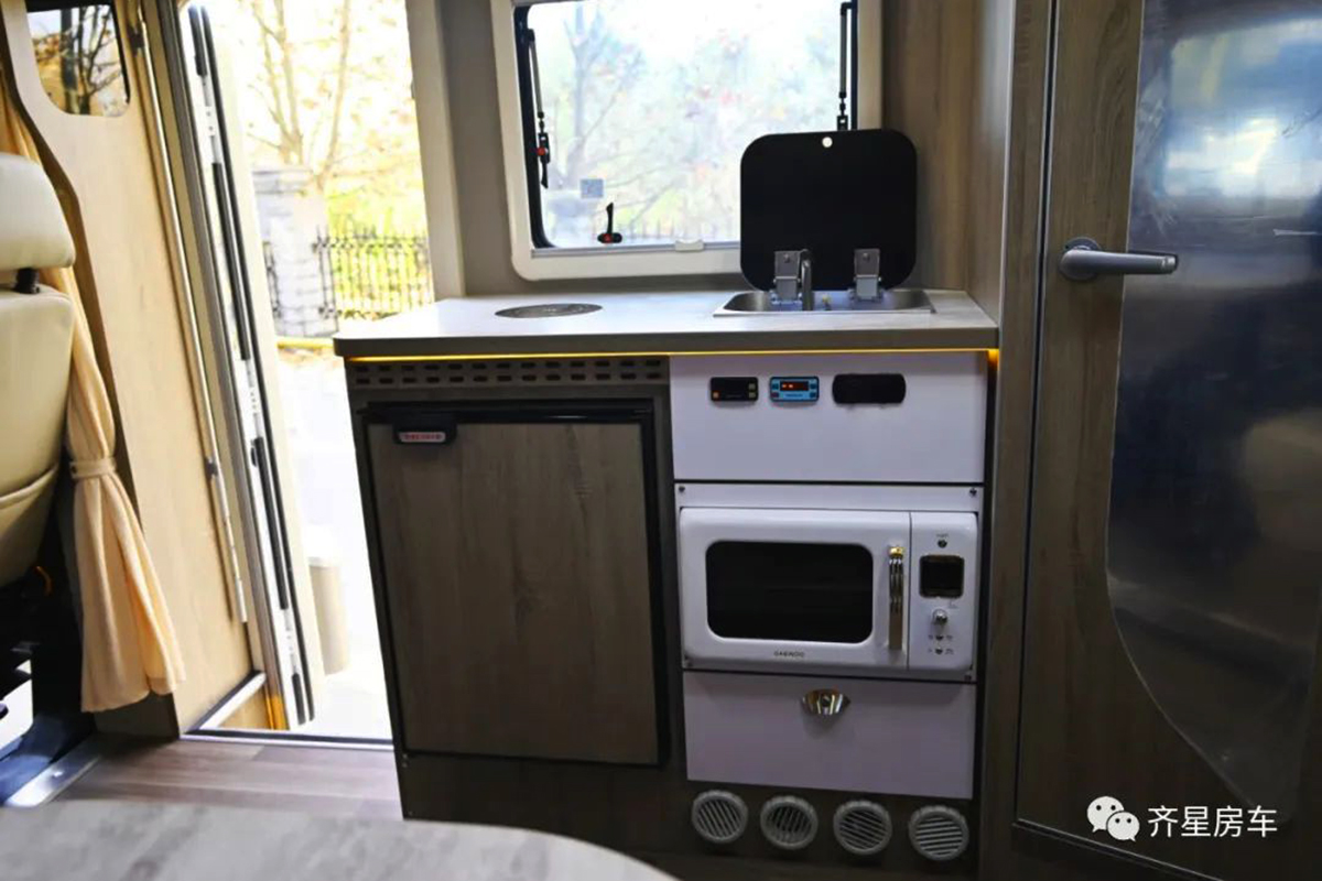 空间优化格局新导向！齐星依维柯额头升顶三拓展房车