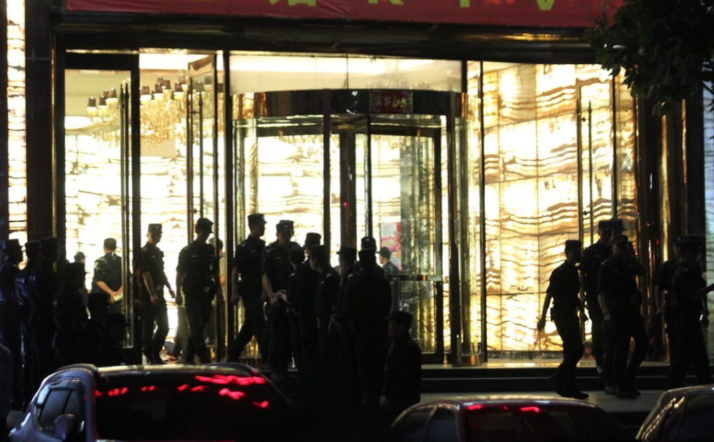 郑州“红馆”覆灭记：奢华堪比皇家一号，出动十五辆警用大巴抓人