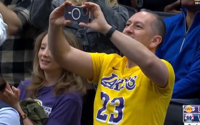 NBA詹姆斯庆祝(NBA史诗瞬间！詹皇大爆发滑翔庆祝，独占历史第二，客场沸腾欢呼)