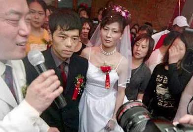 18年前中国首个变性婚姻：中年男子离婚变性嫁人，夫妇生活怎样？