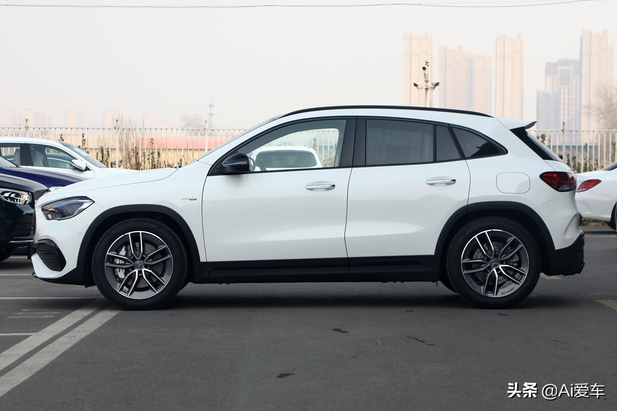 2.0T+306马力，进口豪华性能轿跑，带四驱车价还不错，奔驰GLA AMG