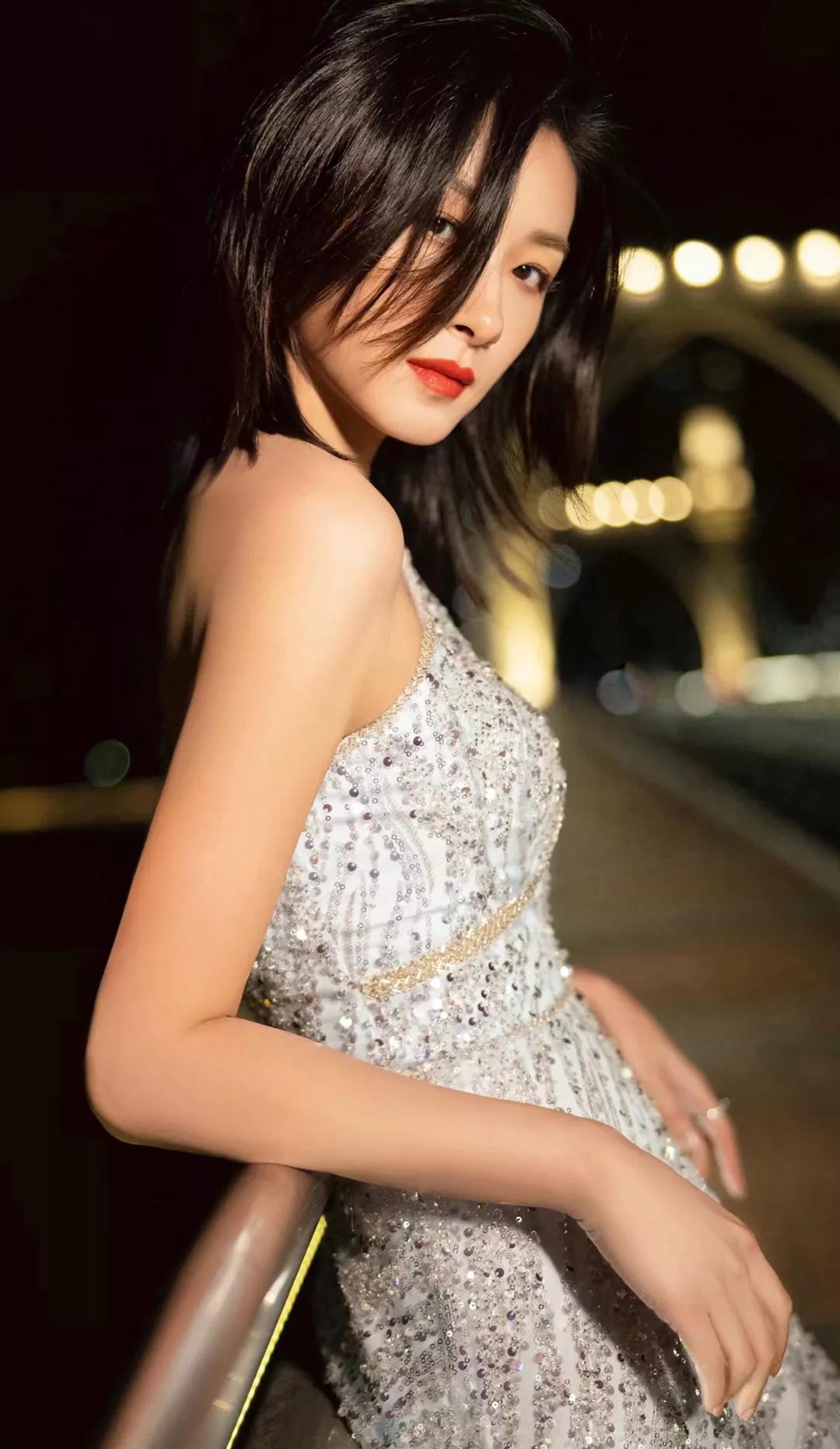 明星俏佳人：万茜最新各种穿搭，漂亮时尚，魅力无限