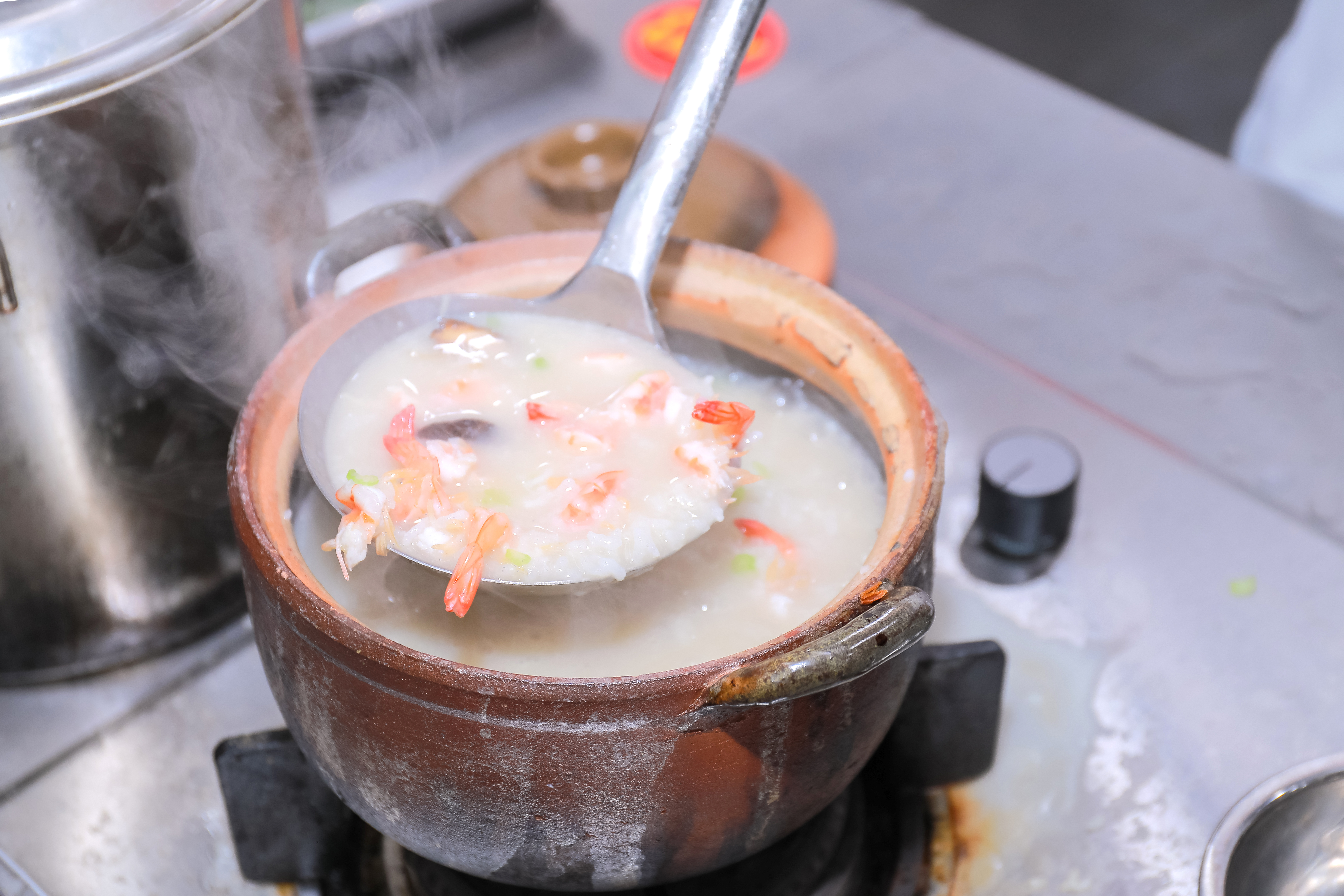 潮汕鲜虾砂锅粥，夜宵摊中的杠把子，味道香、出品快