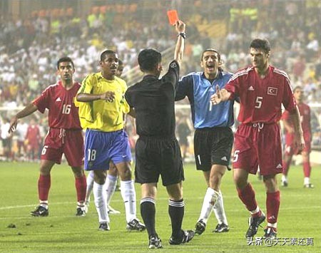 里瓦尔多捂脸假摔（02年世界杯里瓦尔多著名的捂脸假摔，虽然丑陋，但的确是本能反应）