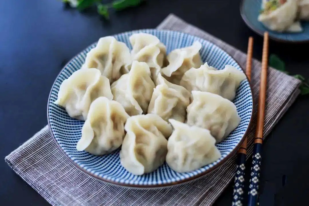 鸡肉饺子馅放什么菜最好吃（咸香适口鸡肉蔬菜饺子的做法）