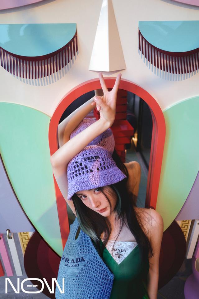 杨幂最新时尚大片曝光！穿裙装照样是直接开挂，化晒伤妆容美到爆