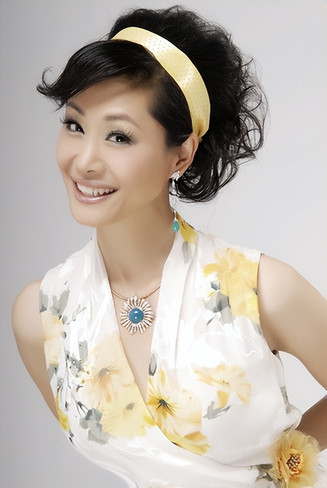 于文华,有一段失败的婚姻,二婚嫁钢琴家李年,如今生活甜事业旺