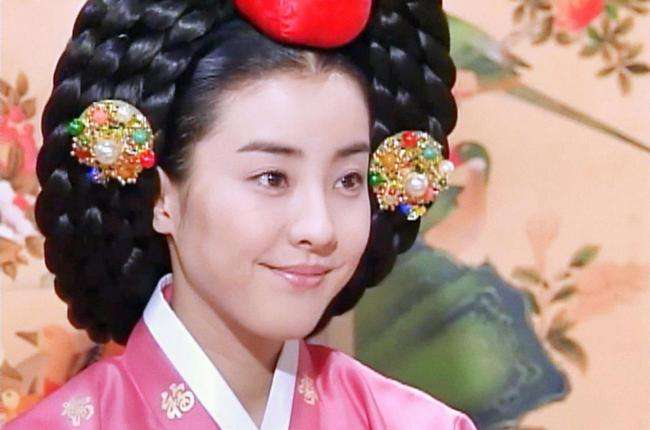 当时，韩国电视剧里的女性都长得很高，宋慧乔蔡琳也很有光泽，大长现在更是全员都是美女。