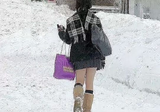 高校女生穿丝袜短裙做早操,被冻得瑟瑟发抖