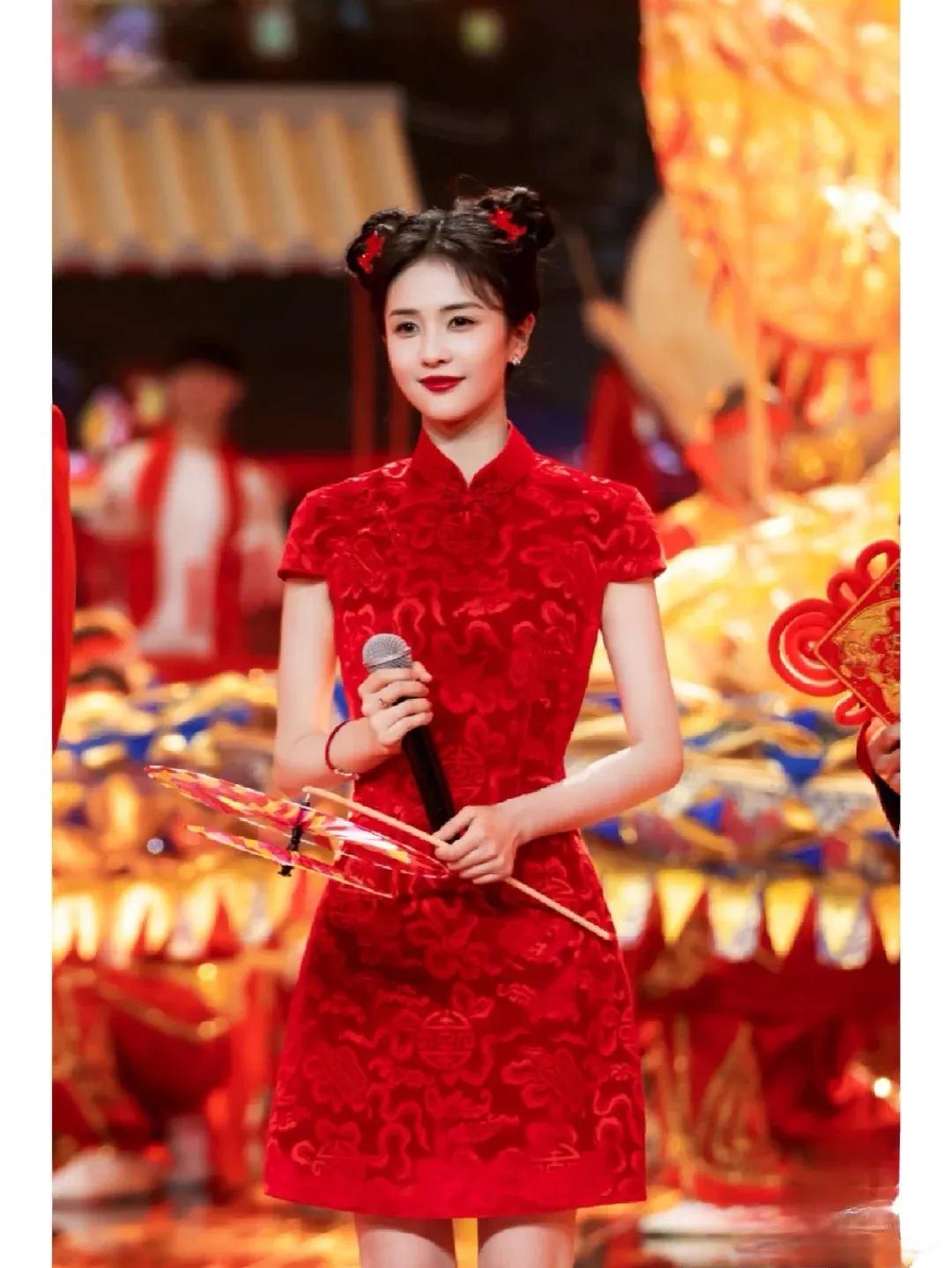 今年会上春晚的吧,看来白鹿是真的火了