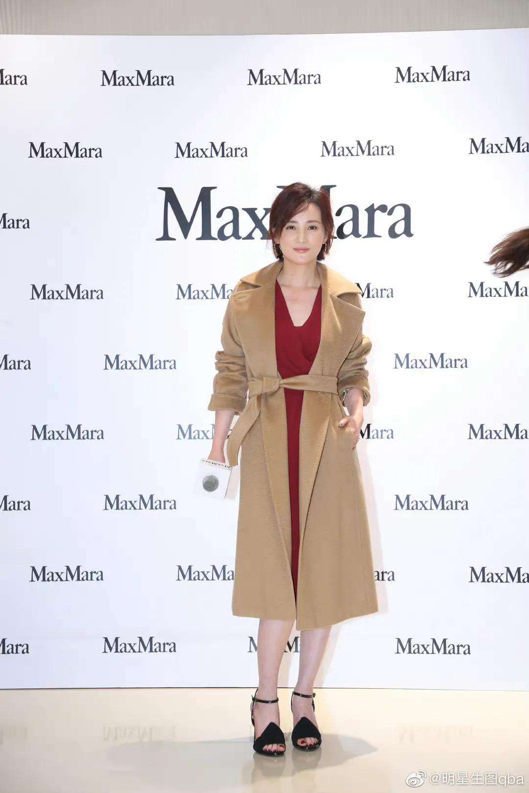 蒋勤勤出席品牌活动 现场试穿经典款大衣，女神气质爆棚