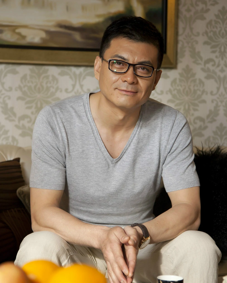 演员这条路上发展以外,在现任妻子秦海璐的支持和帮助下,王新军近几年