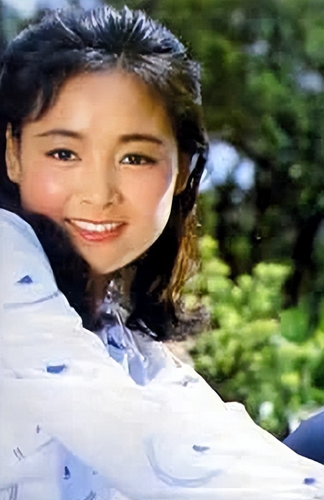 "弃夫出国",单身29年无子女,凭《庐山恋》爆红的张瑜近况如何