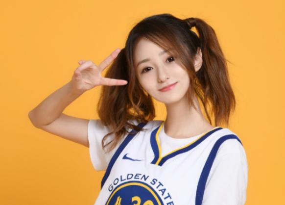 nba为什么只有小七坐着(库里最美女球迷,身高1米77,五次登上维密大秀)