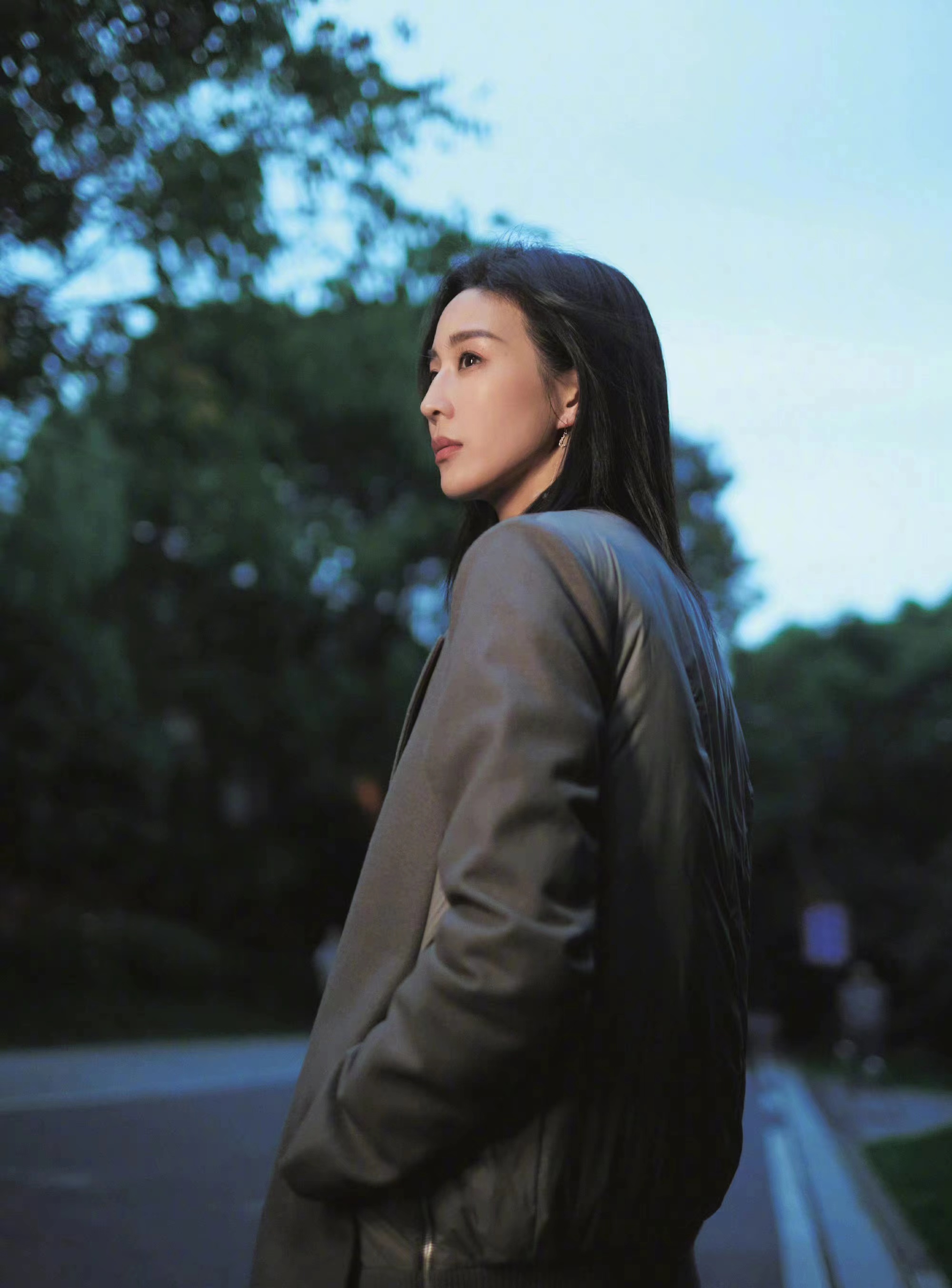 张钧甯这件衣服好特别,前面是西装后面是棉服,有风度也有温度!