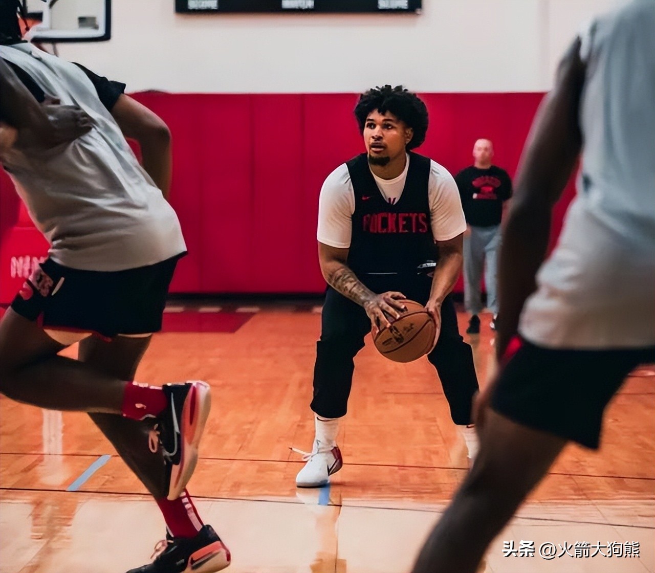 nba2k17肌肉人有哪些（力量型控衛！火箭20歲新人曬赤膊訓練照，肌肉結實，體型大了一圈）