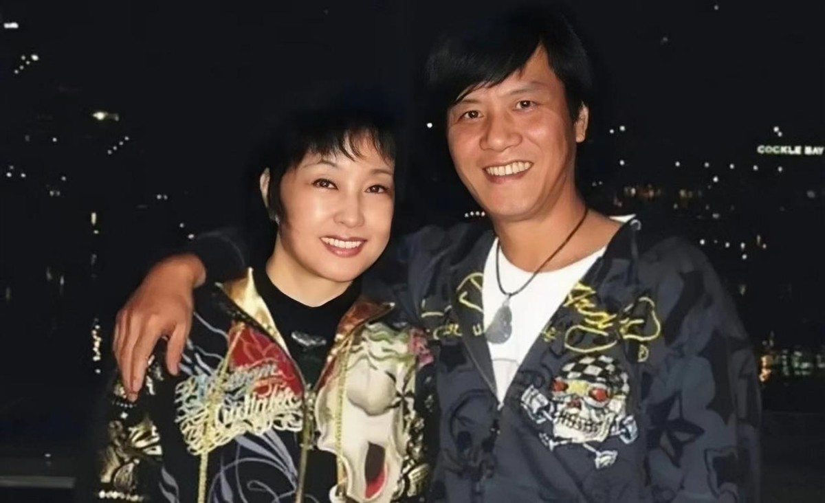 沧桑阿峰：难忘和刘晓庆两年婚姻，余生只想做儿子的好父亲