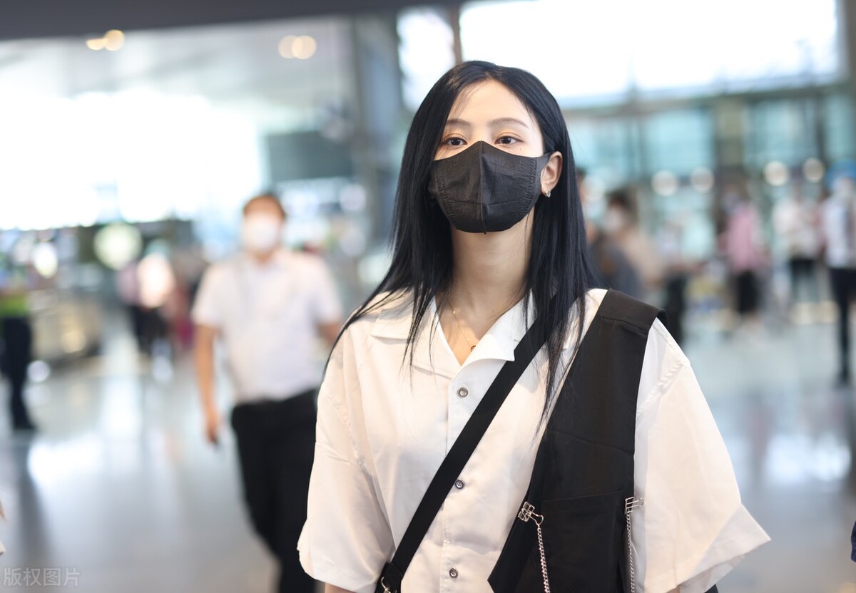 袁一琦长发披肩白色拼接衬衫搭黑色破洞牛仔裤高冷帅气