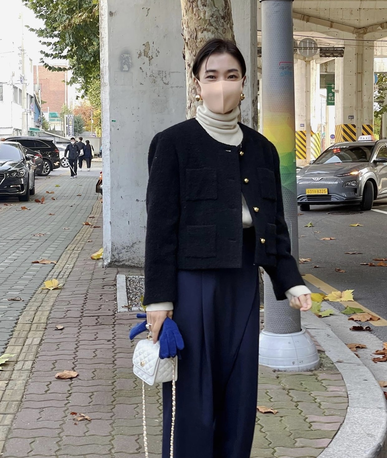 优雅女人味：大众小型车上的迷人穿搭魅力