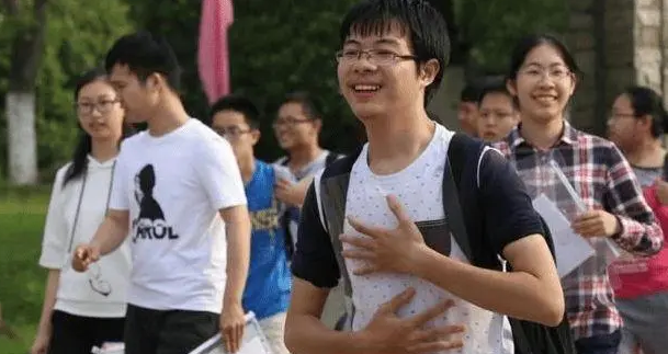 高考险被顶替，康辉：如果没有父亲的奔走，我的人生必定要被改写