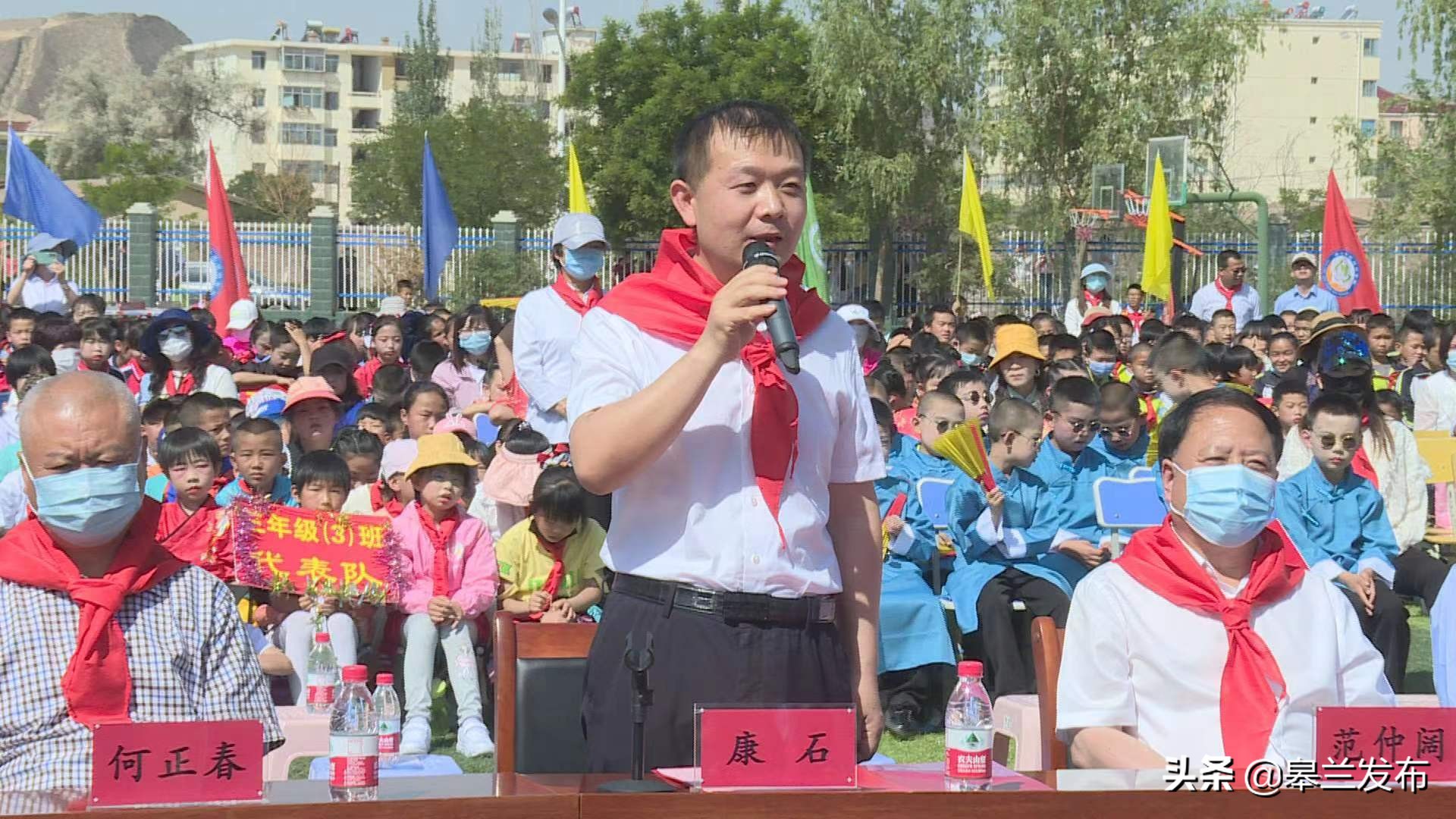 �������Ĵ�����쵼��ʦ����ͬ��ף������һ�����ʶ�ͯ��