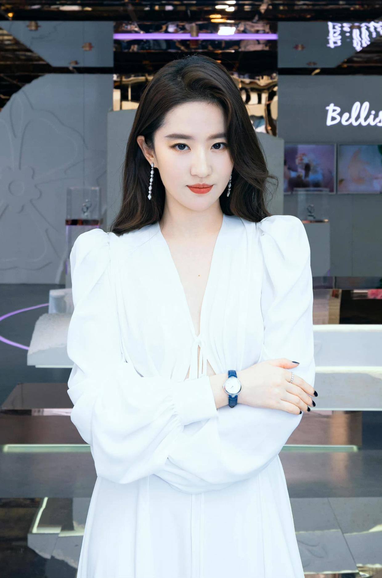 刘亦菲穿衣也大胆起来了,穿斜肩连衣裙秀身材,腰间挖个洞更吸睛