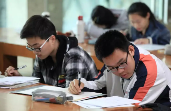 华东师大一中文系老师走红，气质儒雅神似靳东，不愧是研究古籍的